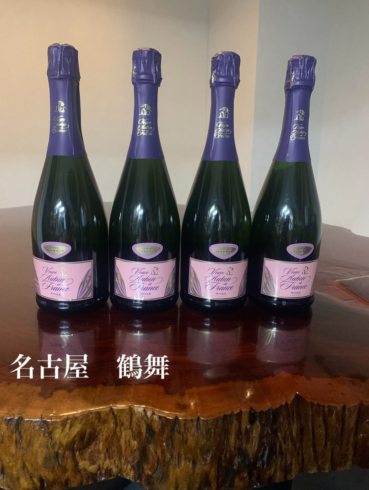 海蛇食堂では期間限定でスパークリングワインロゼがグラスで飲め